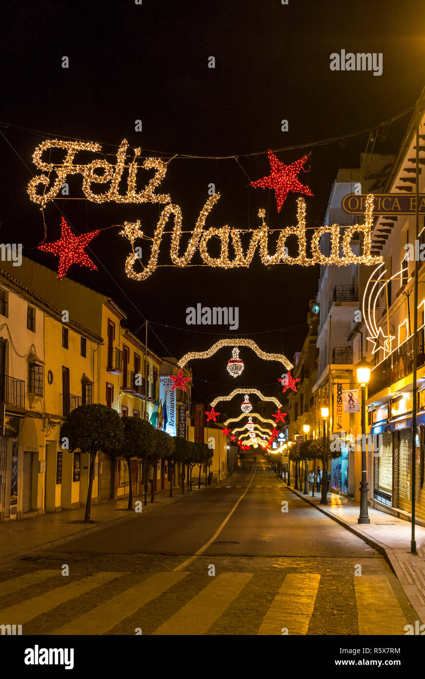 RONDA, Spagna - 12 dicembre 2017: Natale (Feliz Navidad) iscrizione e le decorazioni di Natale sulla Calle Virgen de la Paz street nel centro Foto Stock