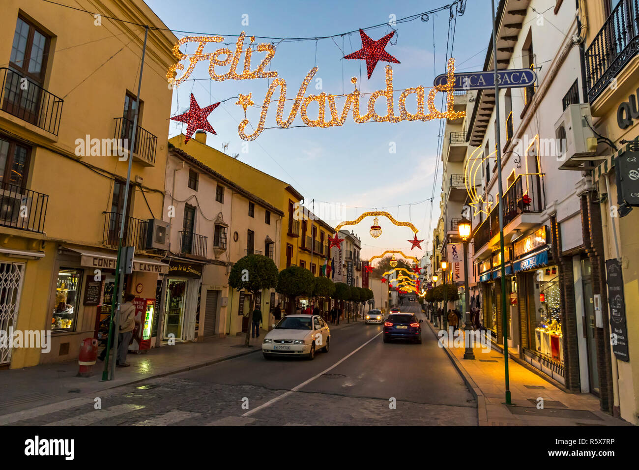 RONDA, Spagna - 13 dicembre 2017: Natale (Feliz Navidad) iscrizione e le decorazioni di Natale sulla Calle Virgen de la Paz street nel centro Foto Stock