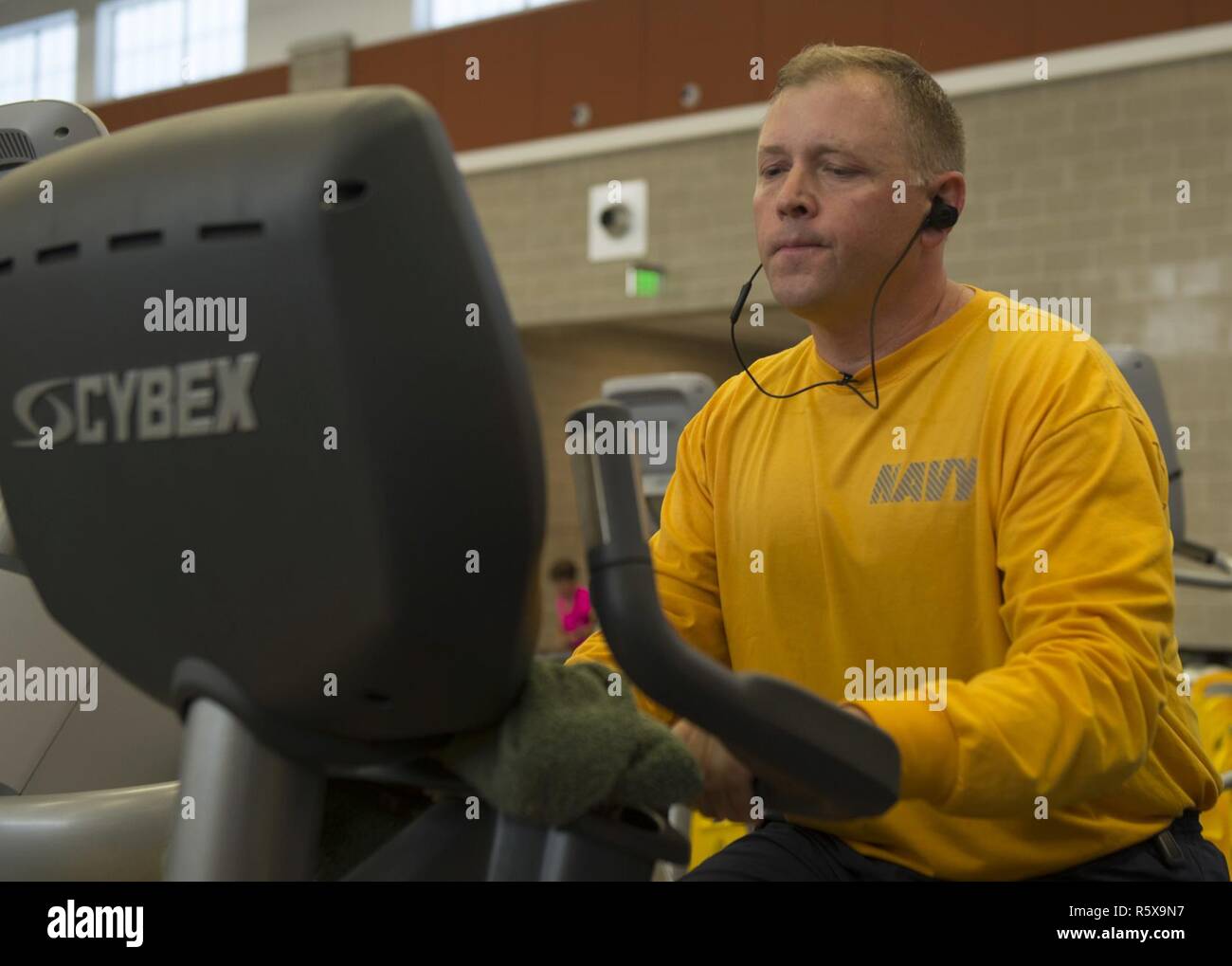 MAYPORT, Fla. (17 aprile 2017) - Lt. Matthew Clark, responsabile sicurezza assegnato all'assalto anfibio nave USS Iwo Jima (LHD 7), conduce la porzione di cardio del bi-annuale di Marina disponibilità fisica test su una macchina bike presso la Naval Station Mayport palestra di base. Iwo Jima sta attualmente conducendo un programmato la manutenzione continua disponibilità. Foto Stock