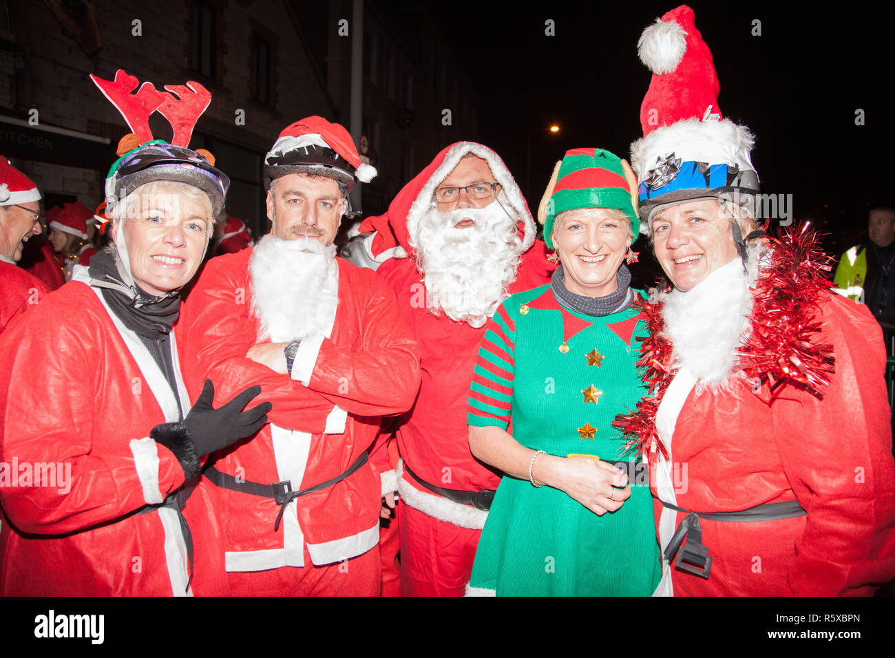 Cork, Irlanda. 02Dicembre, 2018. Annmarie Fegan, James Fegan, David Maverley, Tina Bush e Noreen Maverley che hanno preso parte alla Santa ciclo per raccogliere fondi per il sostegno sanitario gruppo dritto che fornisce la chirurgia, supporto e apparecchiature medicali per bambini con condizioni ortopedico a Cork in Irlanda. Credito: David Creedon/Alamy Live News Foto Stock