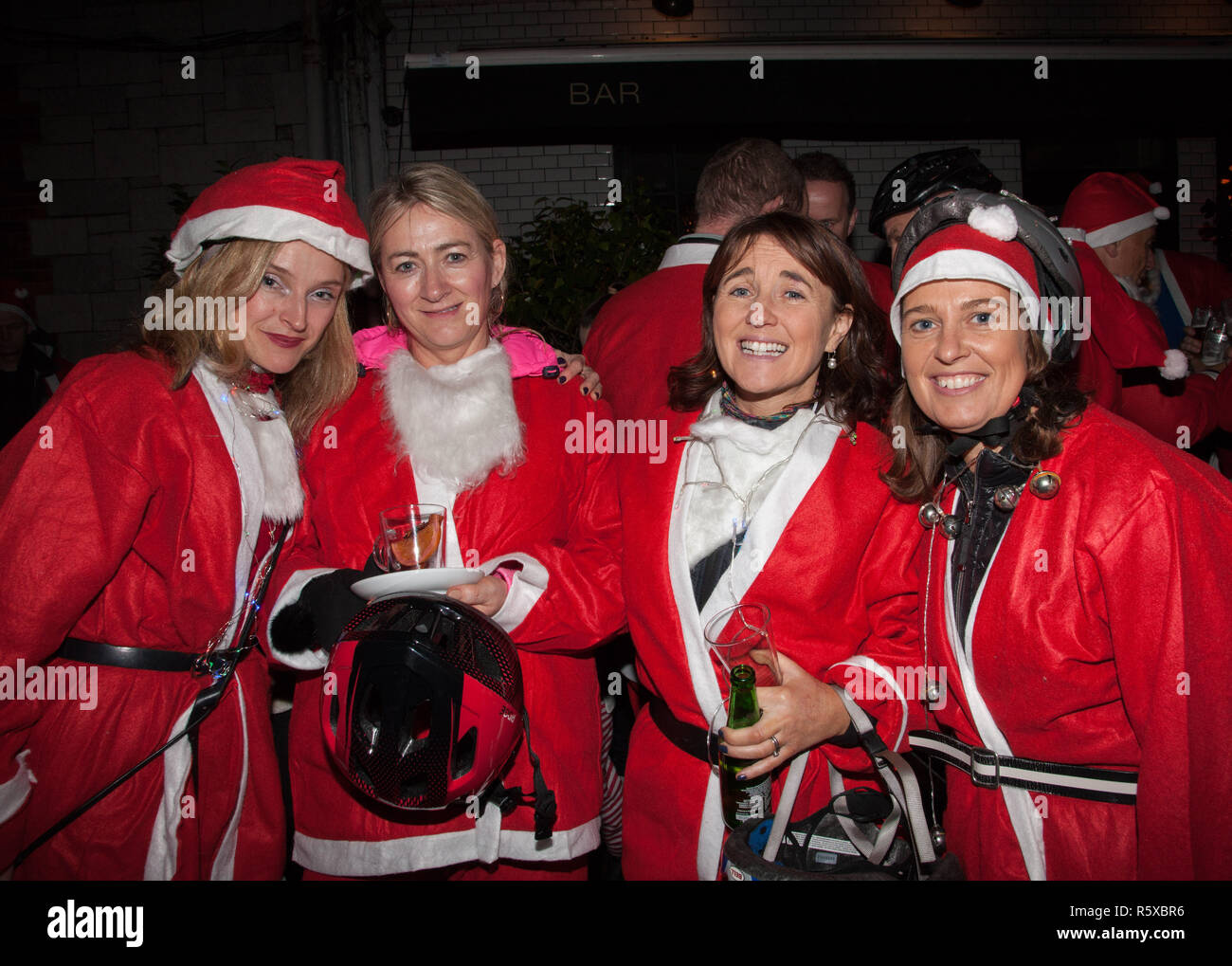 Cork, Irlanda. 02Dicembre, 2018. Cleo Hosford, Marie Tuohy, Aoife Curtin e Marie Harty che hanno preso parte alla Santa ciclo per raccogliere fondi per il sostegno sanitario gruppo dritto che fornisce la chirurgia, supporto e apparecchiature medicali per bambini con condizioni ortopedico a Cork in Irlanda. Credito: David Creedon/Alamy Live News Foto Stock