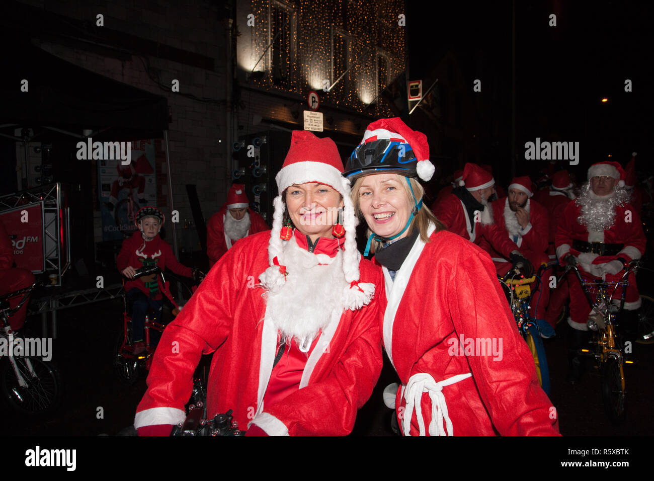 La città di Cork, Cork, Irlanda. 02Dicembre, 2018. Patsy e Carmelo Deasy che hanno preso parte alla Santa ciclo per raccogliere fondi per il sostegno sanitario gruppo dritto che fornisce la chirurgia, supporto e apparecchiature medicali per bambini con condizioni ortopedico a Cork in Irlanda. Credito: David Creedon/Alamy Live News Foto Stock