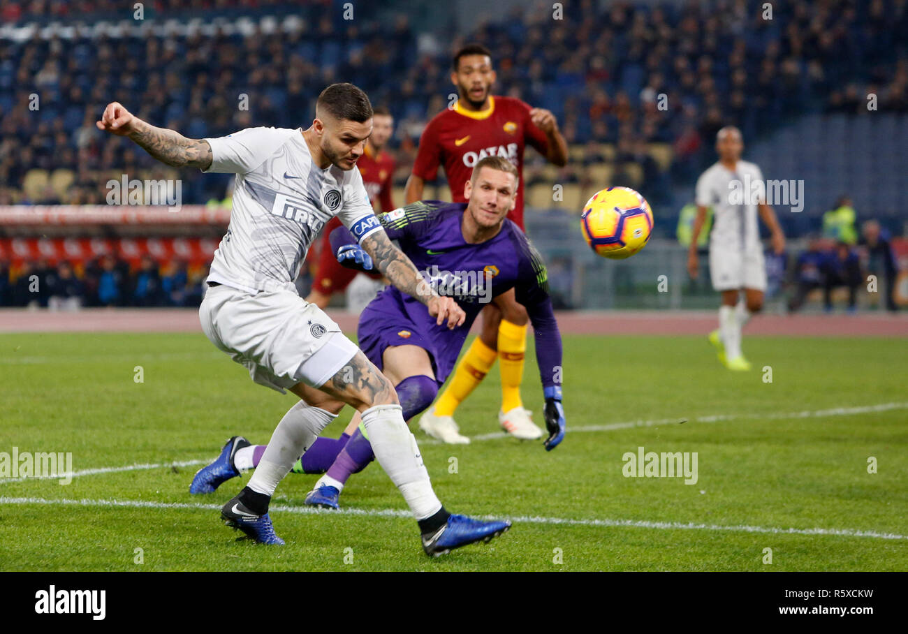 Roma, Italia. 2° dic, 2018. Inter tra Mauro Icardi, sinistra, calci la palla durante la serie di una partita di calcio tra Roma e Inter allo Stadio Olimpico. Credito: immagini di aggiornamento/ Alamy Live News Foto Stock