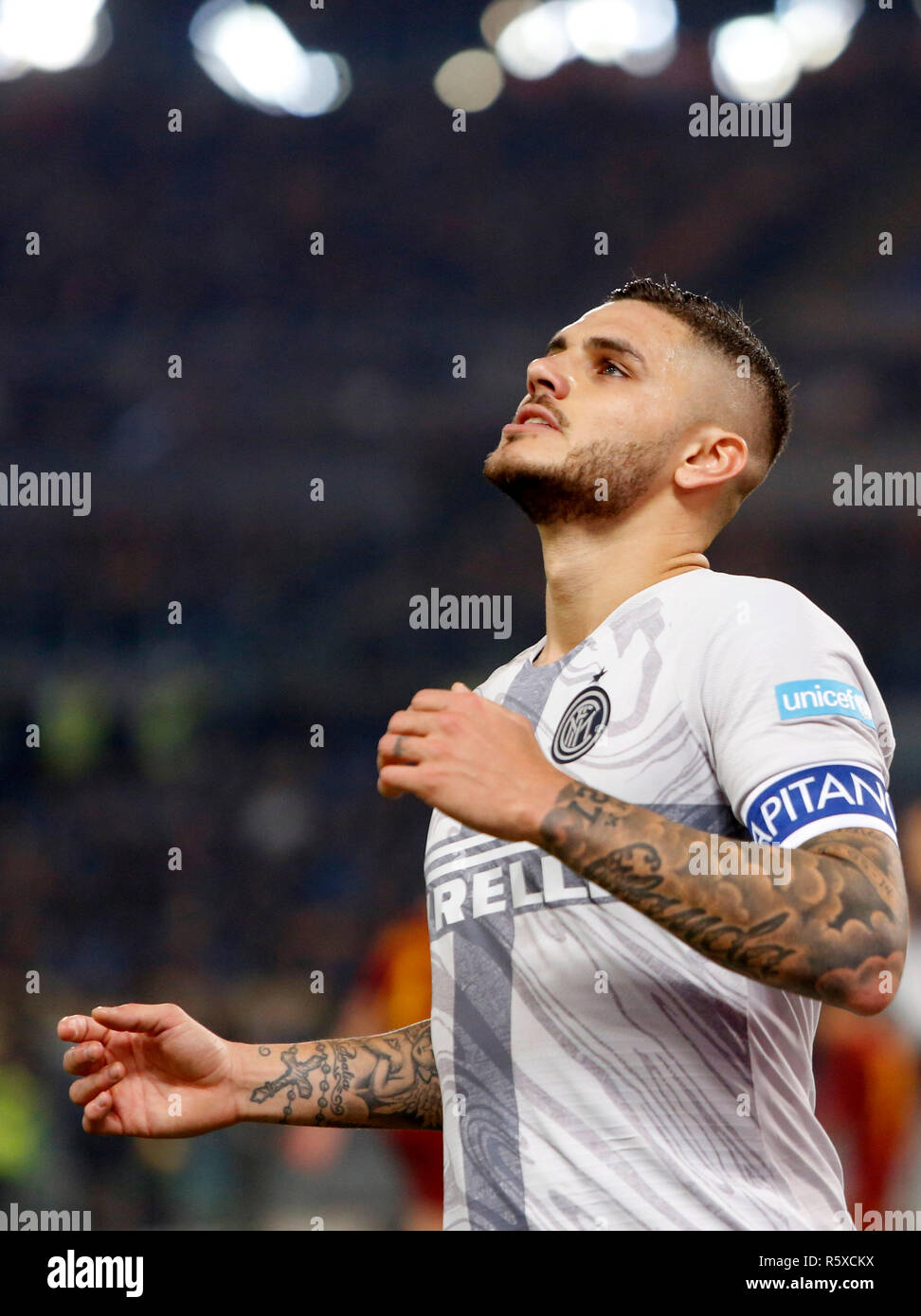 Roma, Italia. 2° dic, 2018. Inter tra Mauro Icardi reagisce dopo manca un punteggio possibilità durante la serie di una partita di calcio tra Roma e Inter allo Stadio Olimpico. Credito: immagini di aggiornamento/ Alamy Live News Foto Stock