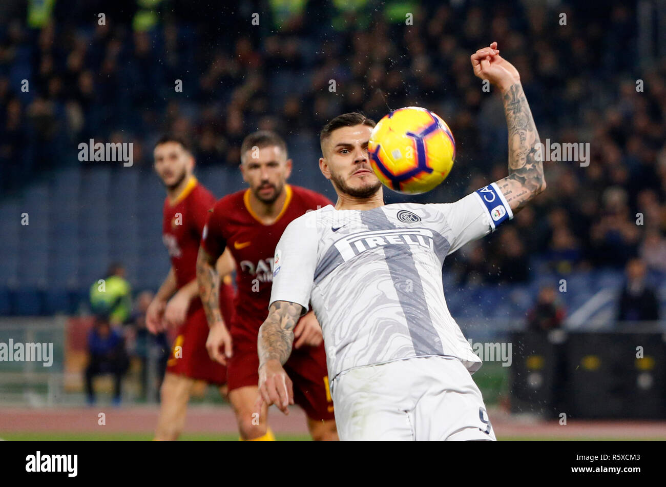 Roma, Italia. 2° dic, 2018. Inter tra Mauro Icardi in azione durante la serie di una partita di calcio tra Roma e Inter allo Stadio Olimpico. Credito: immagini di aggiornamento/ Alamy Live News Foto Stock