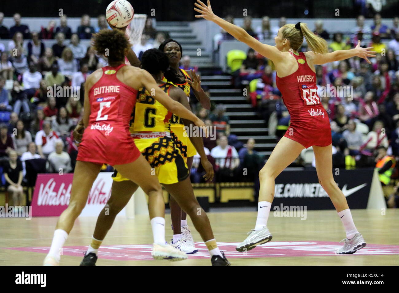 Londra, Regno Unito. 2° dic, 2018. La vitalità Netball International Series match tra Inghilterra e Uganda presso la casella di rame Arena il 2 dicembre 2018 a Londra, Inghilterra, UK Credit: Concedere Burton/Alamy Live News Foto Stock