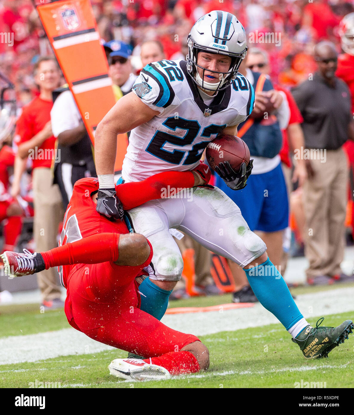 Tampa, Florida, Stati Uniti d'America. 02Dec, 2018. Carolina Panthers running back Christian McCaffrey (22) viene affrontato da Tampa Bay Buccaneers cornerback Javien Elliott (35) per un cantiere 1 perdita nel quarto trimestre durante il gioco tra la Carolina Panthers e il Tampa Bay Buccaneers presso Raymond James Stadium di Tampa, Florida. Del Mecum/CSM/Alamy Live News Foto Stock