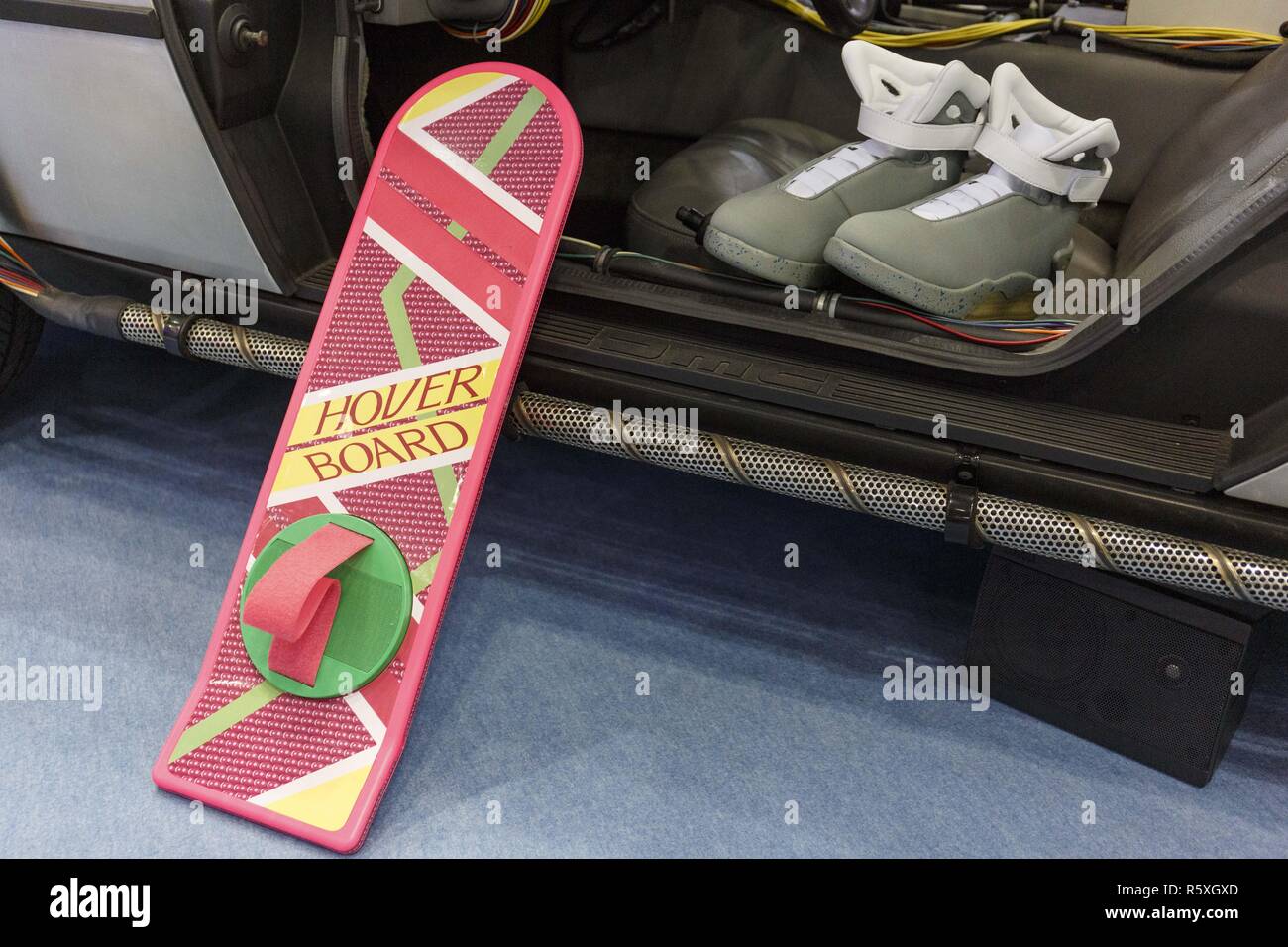 Chiba, Giappone. 2° dic, 2018. Una replica di Marty McFly Hoverboard e sneakers di Ritorno al futuro filmato sul display durante il Tokyo Comic Con 2018 a Makuhari Messe International Exhibition Hall di Chiba. Gli organizzatori si aspettano circa 50.000 visitatori durante la terza edizione annuale del fumetto di Tokyo con il quale si svolge dal 30 novembre al 2 dicembre. Credito: Rodrigo Reyes Marin/ZUMA filo/Alamy Live News Foto Stock
