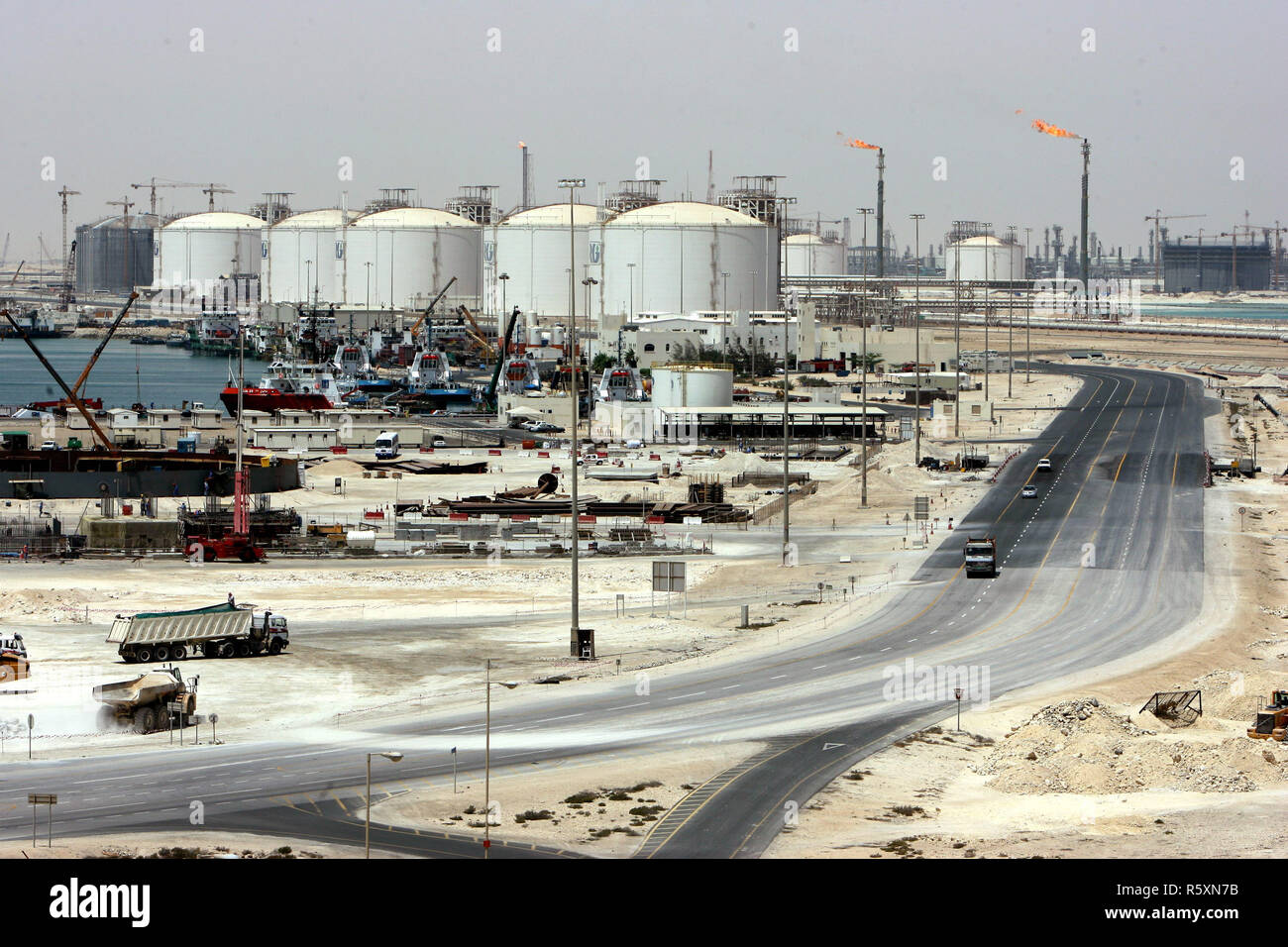 Ras Laffan, in Qatar. 25 Maggio, 2006. Una vista su una piccola parte del gas di estese strutture di Ras Laffan vicino a Doha. (A dpa " Qatar vuole lasciare l'Opec' dal 03.12.2018) Credito: Tim Brakemeier/dpa/Alamy Live News Foto Stock