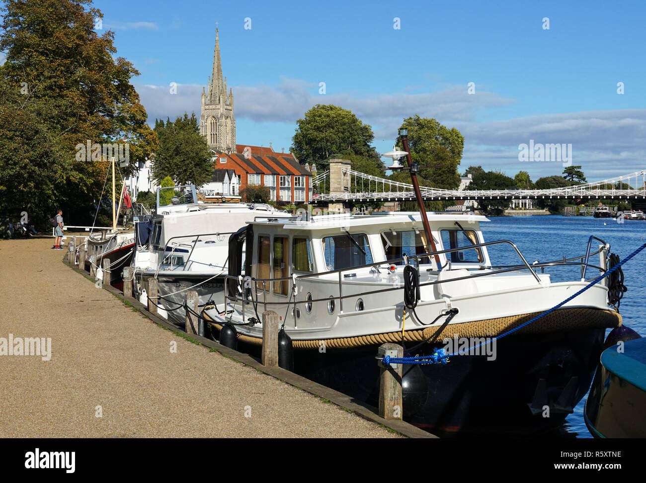 Il fiume Tamigi in Marlow con sospensione di Marlow Bridge in background, Buckinghamshire, Inghilterra Regno Unito Regno Unito Foto Stock