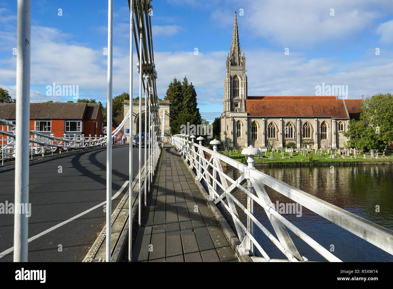 Chiesa di tutti i santi dalla sospensione di Marlow Bridge, Buckinghamshire, Inghilterra Regno Unito Regno Unito Foto Stock