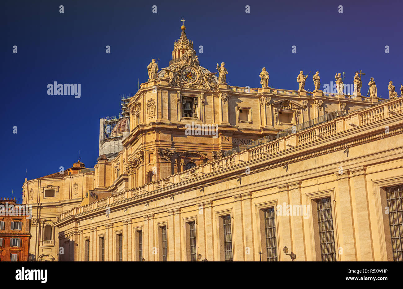 La basilica di San Pietro è visibile nella piazza di San Pietro in Vaticano, Vaticano Foto Stock