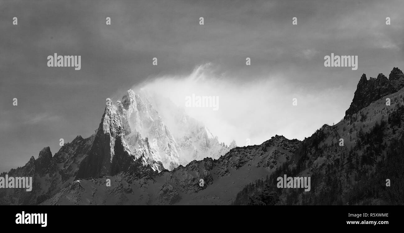 Bianco e nero paesaggio invernale con la tempesta di neve in montagna. Foto Stock