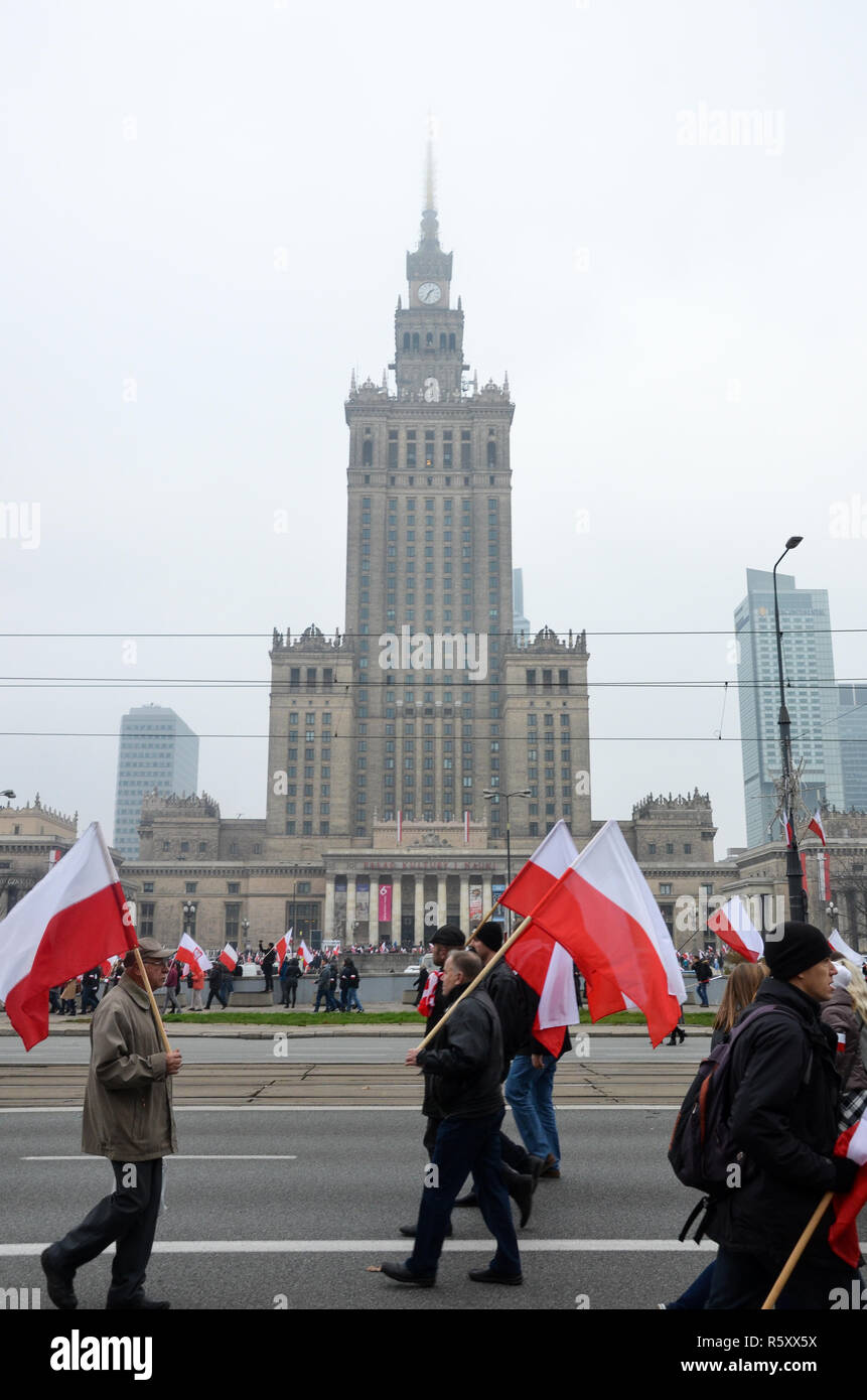 Coloro che portano bandiere polacche passato il Palazzo della Cultura, giorno dell indipendenza nazionale marzo, 100° anniversario, Varsavia, 11 novembre, Polonia, 2018 Foto Stock