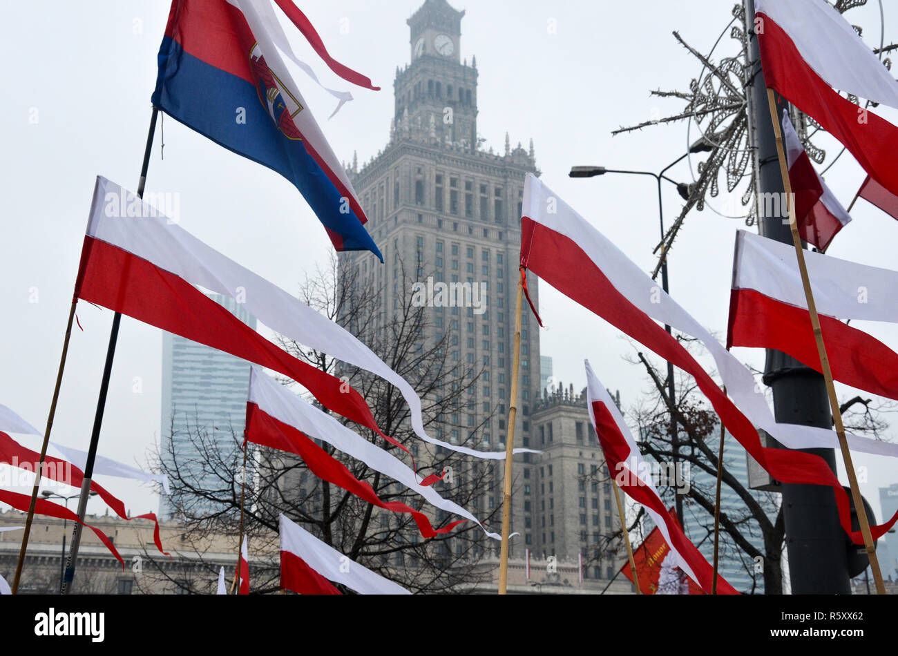 Bandiere polacche di fronte al palazzo della cultura e della scienza, giorno dell indipendenza nazionale marzo, 100° anniversario, Varsavia, 11 novembre, Polonia, 2018 Foto Stock