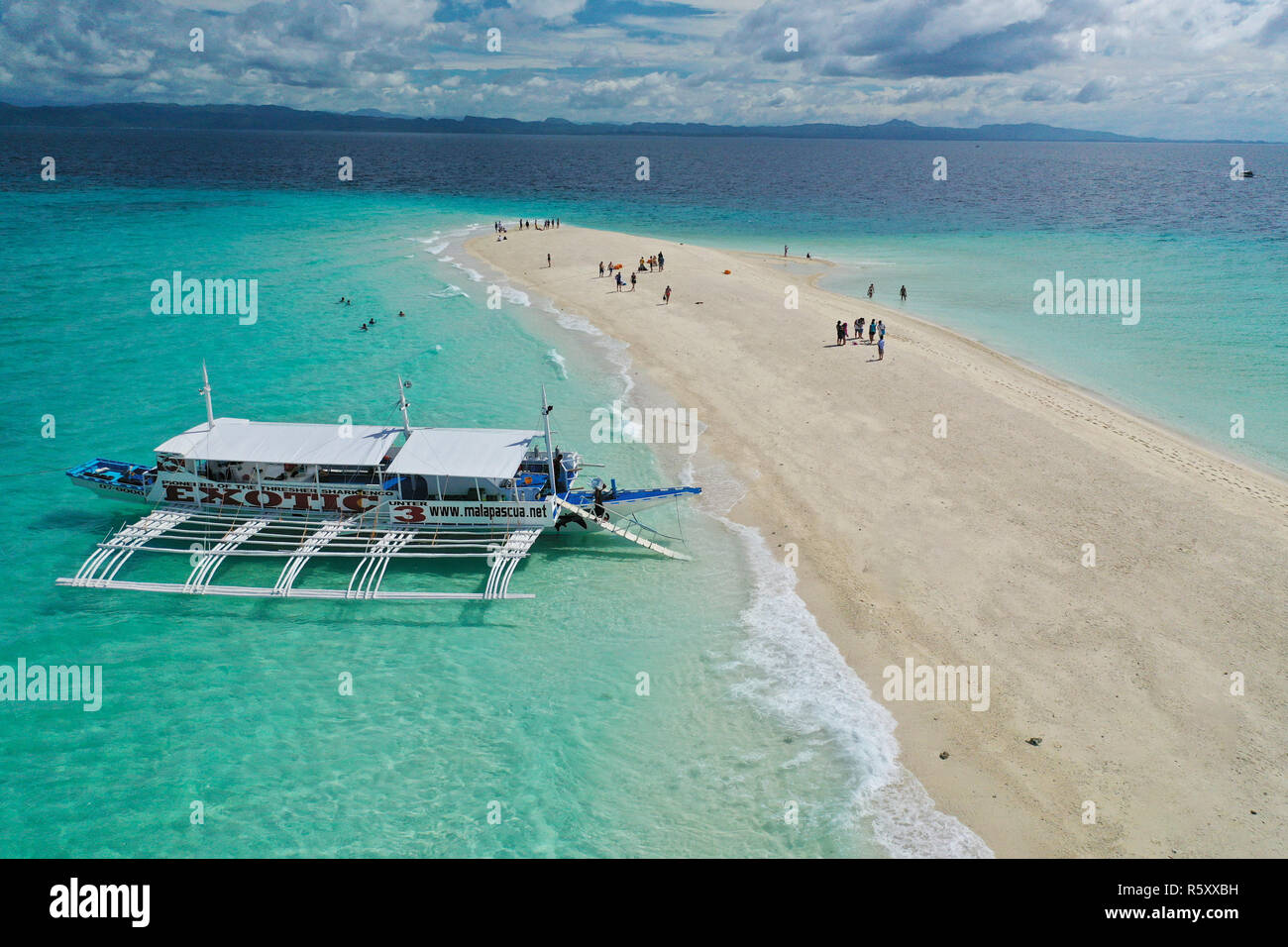 Barca ormeggiata su il sandbar conosciuto come Isola Kalanggaman,Leyte,Filippine Foto Stock