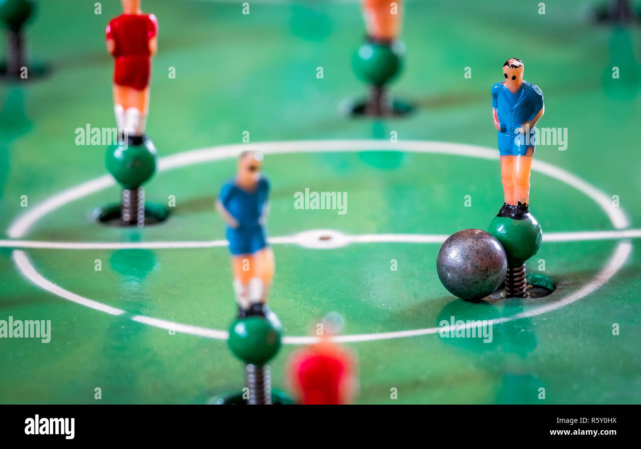 Figurine di giocatori di calcio balilla gioco Foto stock - Alamy