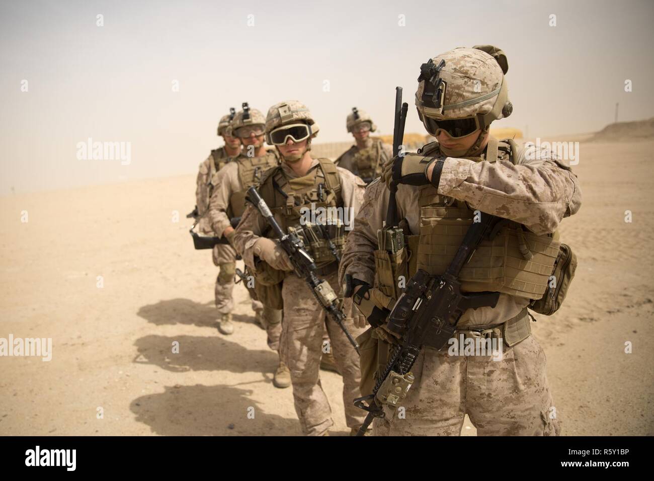 Inoltra una base operativa Gerber, Kuwait (15 aprile 2017)- U.S. Marines assegnato al chilo Co., 3° Battaglione, 6° Reggimento Marini, 24 Marine Expeditionary Unit verificare la loro marcia prima una pattuglia di contatto durante il funzionamento in avanti le punte di base sul portachiavi Gerber, Kuwait Aprile 15. I marines sono in Kuwait per un supporto formazione evoluzione. Il ventiquattresimo MEU è attualmente implementato con Bataan anfibio gruppo pronto a sostegno della sicurezza marittima operazioni destinate a rassicurare gli alleati e partner e preservare la libertà di navigazione e il libero flusso di commercio negli Stati Uniti Quinta Flotta area di operazioni. Foto Stock