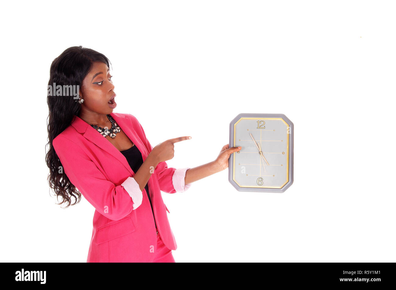 Sorpreso donna orologio di contenimento Foto Stock