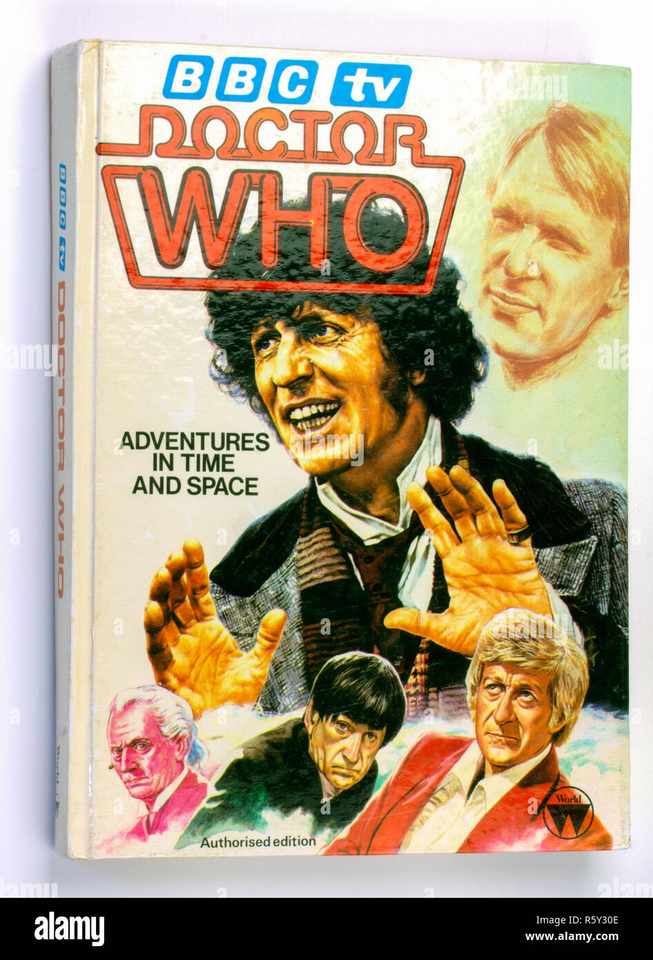 BBC medico che di avventure nel tempo e nello spazio libro, dotata di 5 medici Tom Baker, John Pertwee, William Hartnell, Peter Davidson, Patrick Troughton Foto Stock