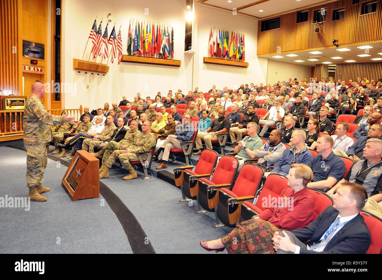 Il Mag. Gen. Troy D. Kok, comandante generale per gli Stati Uniti Esercito della riserva 99th sostegno regionale il comando, indirizzi di personale e studenti Il 19 aprile presso l'U.S. Army War College come parte di un rally prep e 109 a riserva di esercito di celebrazione di compleanno. Kok ha anche preso il tempo di parlare con entrambi i messaggi in uscita e in arrivo e classi di tenente colonnelli e colonnelli. Foto Stock