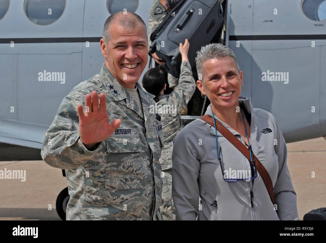 Stati Uniti Air Force Il Mag. Gen. Thomas Bussiere, 8 Air Force commander, e sua moglie Barbara, saluto la leadership di base dopo l'arrivo a Dyess Air Force Base in Texas, 17 aprile 2017. Il Bussieres trascorso tre giorni di incontro e riconoscendo gli avieri, touring strutture di base e la conoscenza su come Dyess supporta la missione del Mighty Eighth. Foto Stock