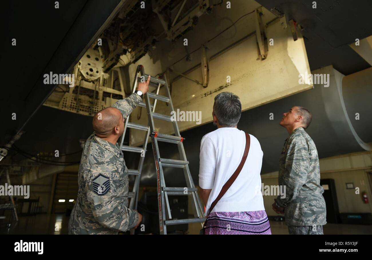 Stati Uniti Air Force Master Sgt. Louis Dewitt, settimo gruppo di manutenzione carico team di normalizzazione capo, parla per il Mag. Gen. Thomas Bussiere, 8 Air Force commander, e sua moglie Barbara, circa il caricamento di componenti all'interno del golfo di Bomba di un B-1B Lancer a Dyess Air Force Base in Texas, 18 aprile 2017. Durante la visita il carico granaio, il Bussieres si è riunito e ha ringraziato gli avieri che sono responsabili per il caricamento e la protezione di munizioni per la B-1. Foto Stock