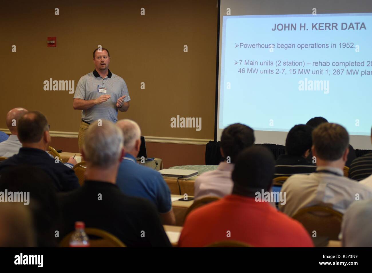 Tyler Carter, John H. Kerr fucina di diga in Boydton, Virginia, parla di un generatore bay piano progetto di sostituzione durante il quarantesimo congiunta annuale Conferenza Hydropower Aprile 19, 2017 in Nashville Tennessee Foto Stock