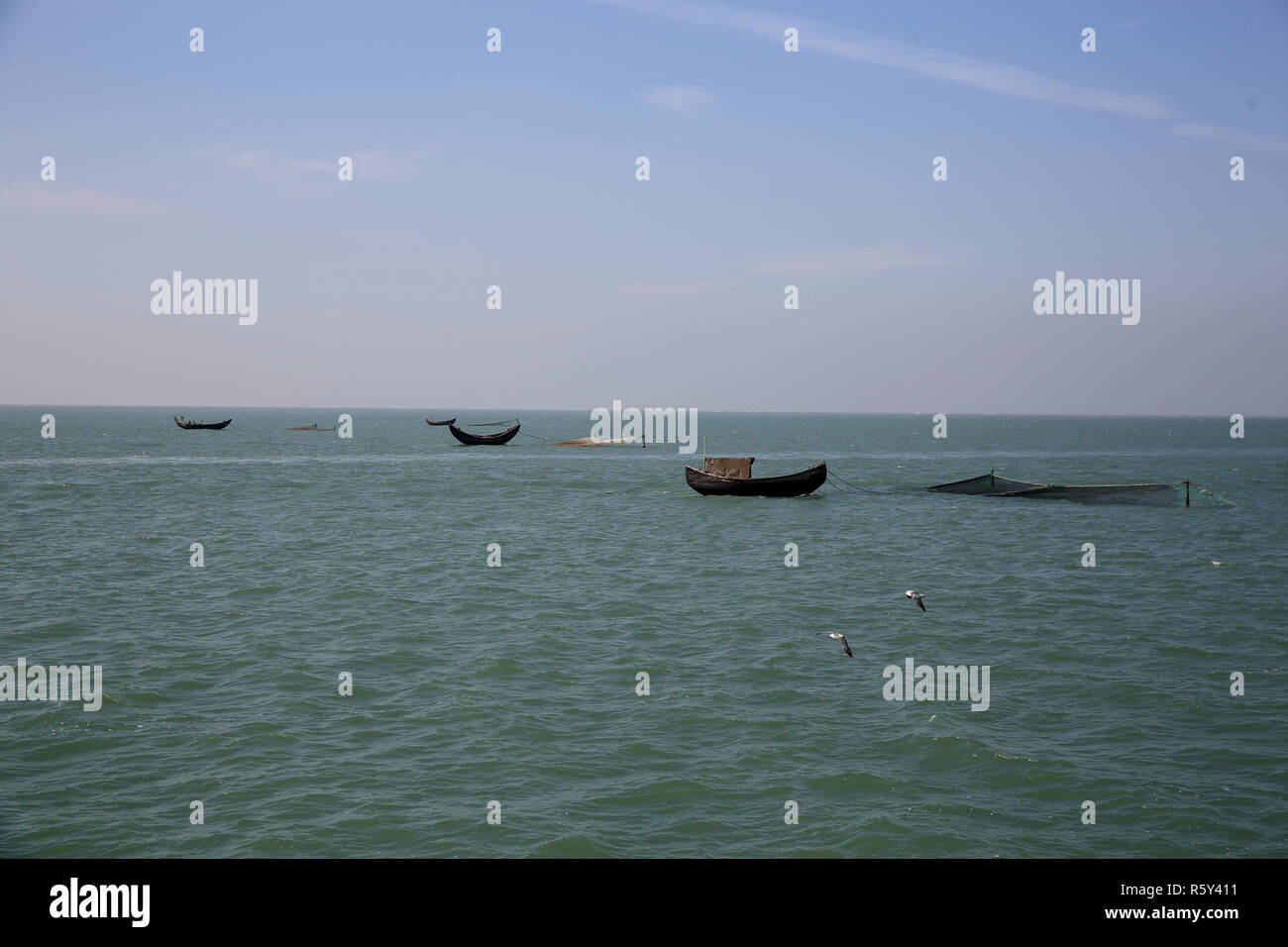 Barche da pesca sul golfo del Bengala vicino Teknaf. Cox's Bazar, Bangladesh Foto Stock