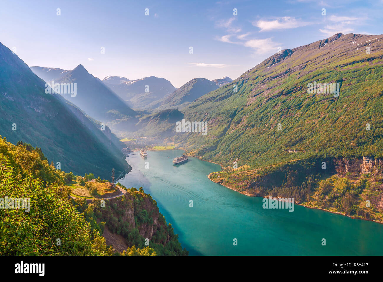 Vista del Fiordo di Geiranger e il villaggio di Geiranger dalla Eagle road viewpoint. Norvegia Foto Stock