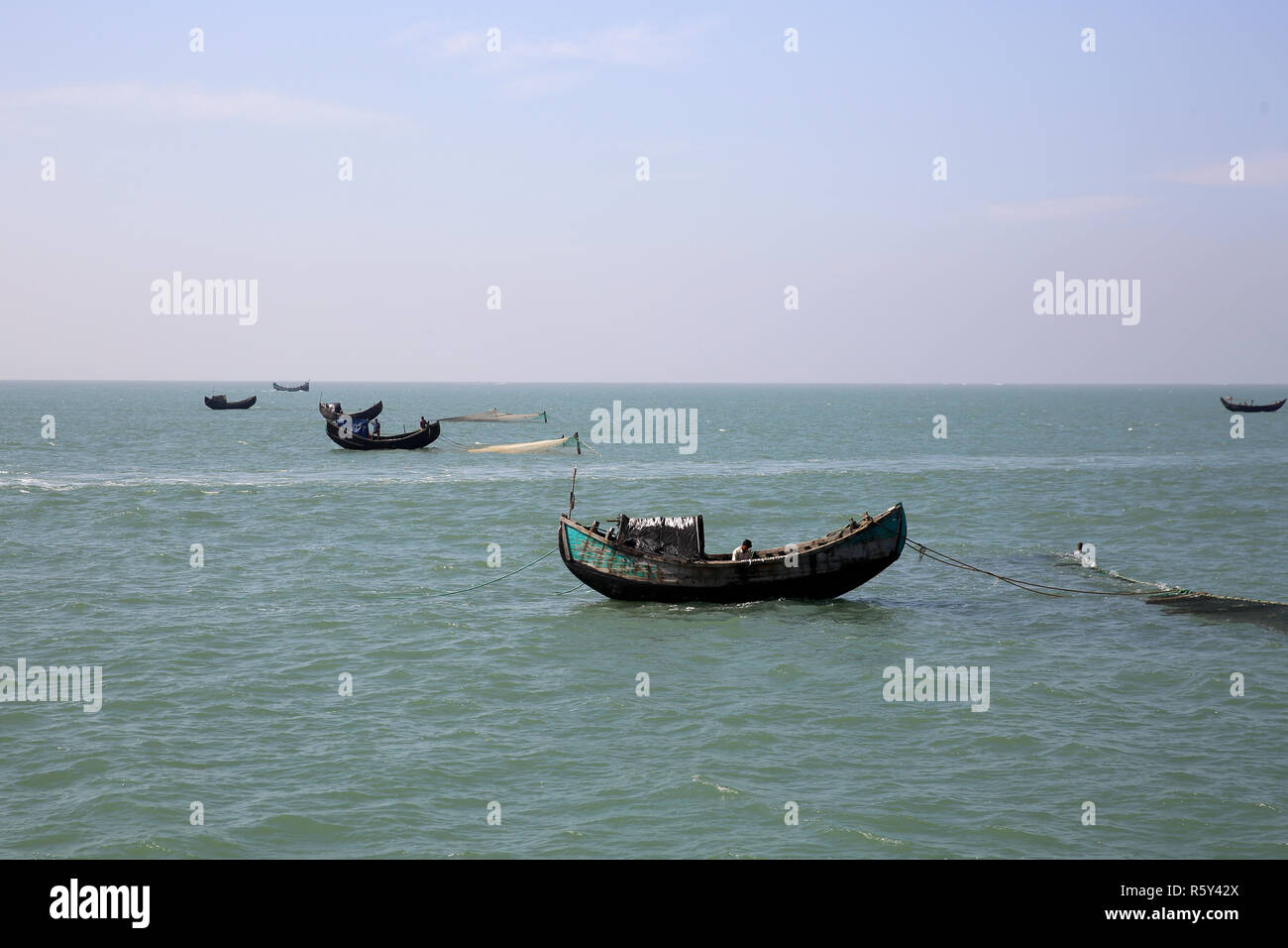 Barche da pesca sul golfo del Bengala vicino Teknaf. Cox's Bazar, Bangladesh Foto Stock