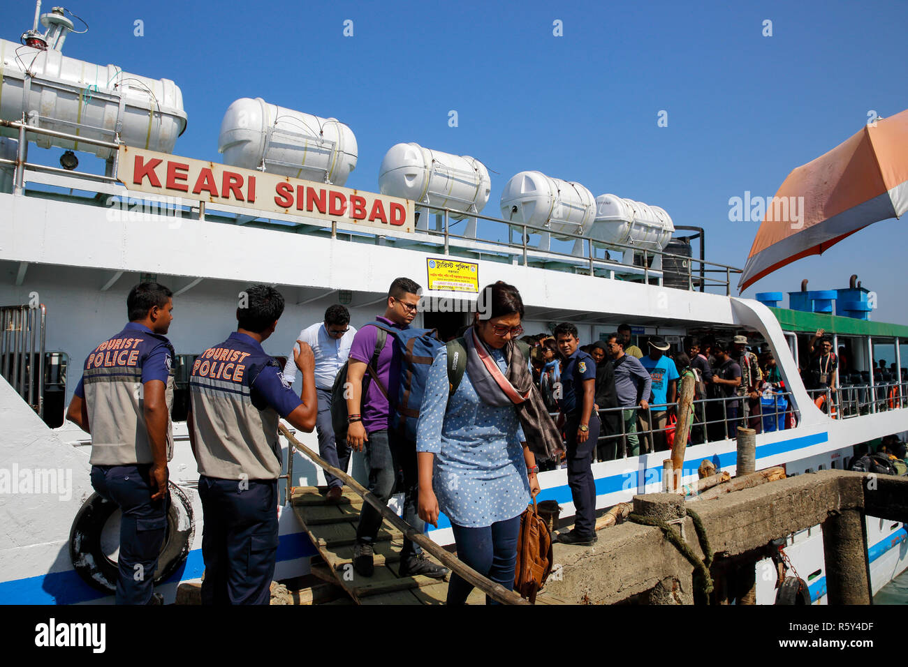 I turisti sbarcare sul Saint Martin Island da una nave. Cox's Bazar, Bangladesh. Foto Stock