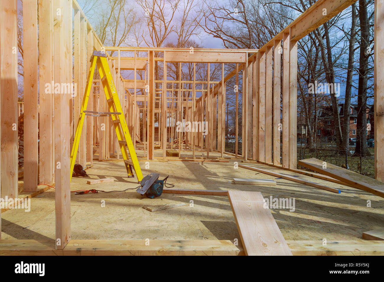 Casa con struttura in legno, di nuova costruzione con tetto in legno di costruzione di casa il framing Foto Stock