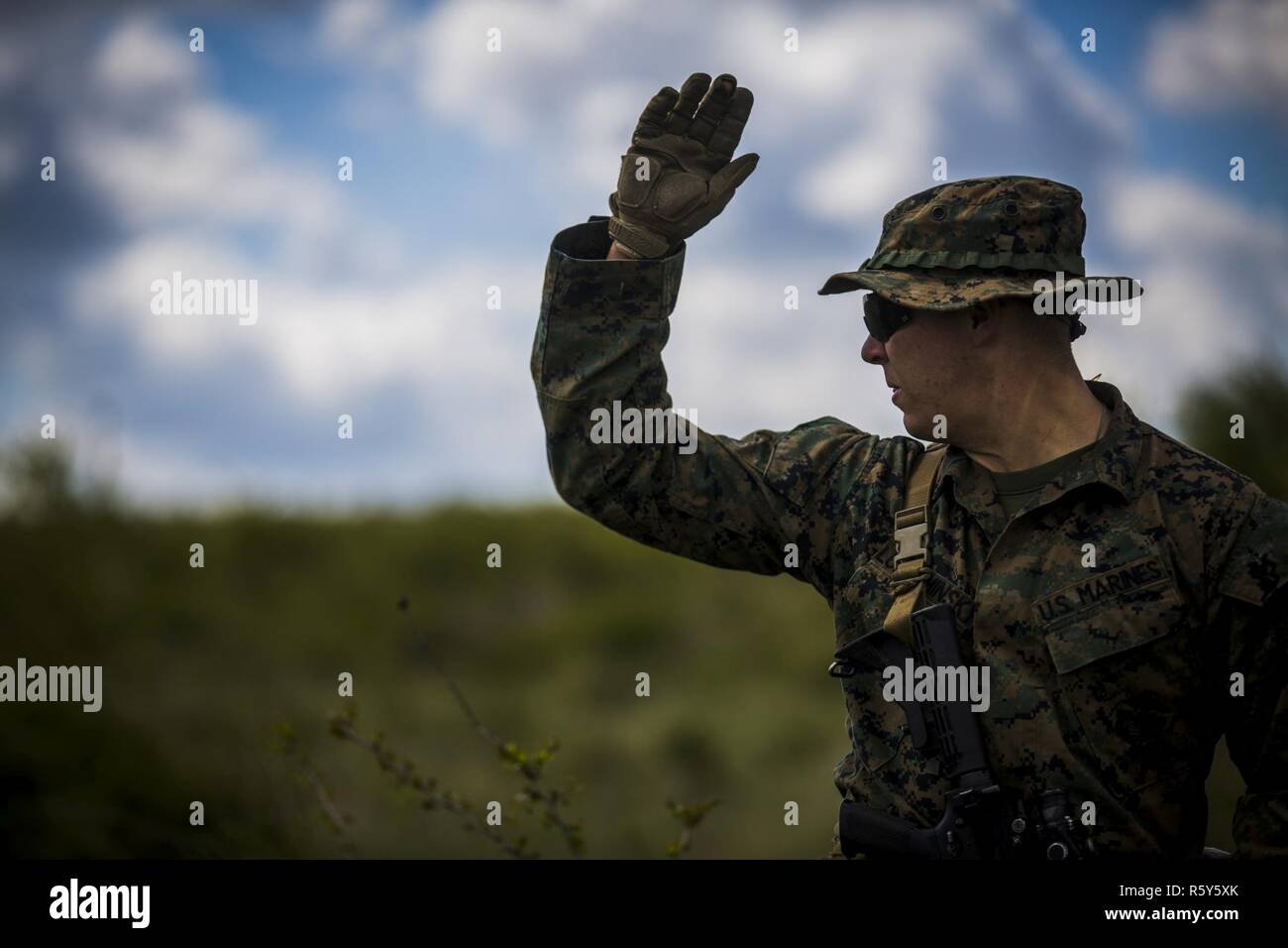 Stati Uniti Marine Corps Lance Cpl. Dylan Lukachinsky, un rifleman con Marine forza rotazionale Europa 17.1, dà la mano e il braccio per il segnale di arresto durante una pattuglia corsia su Babadag Area Formazione, Romania, 24 aprile 2017. MRF-E condotta patrol corsie durante esercizio Platinum Eagle 17.2 per mantenere e migliorare le competenze. Il trans-atlantico relazione strategica tra Stati Uniti ed Europa si è forgiata nel corso degli ultimi 7 decenni ed è costruita su un fondamento di valori condivisi, di esperienze e di visioni. Foto Stock