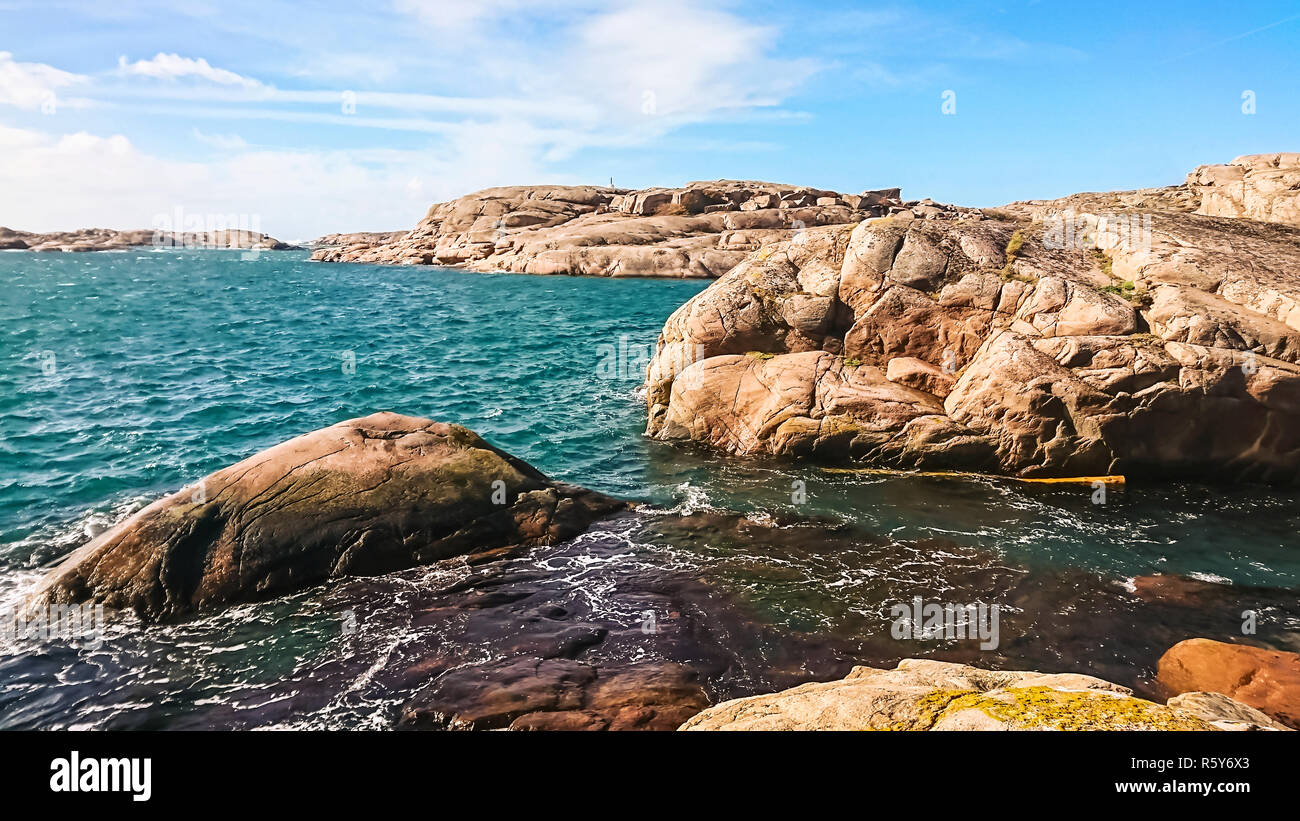 Una vista della baia al Mare del Nord, bella pietra spiagge e isole, Svezia. Foto Stock