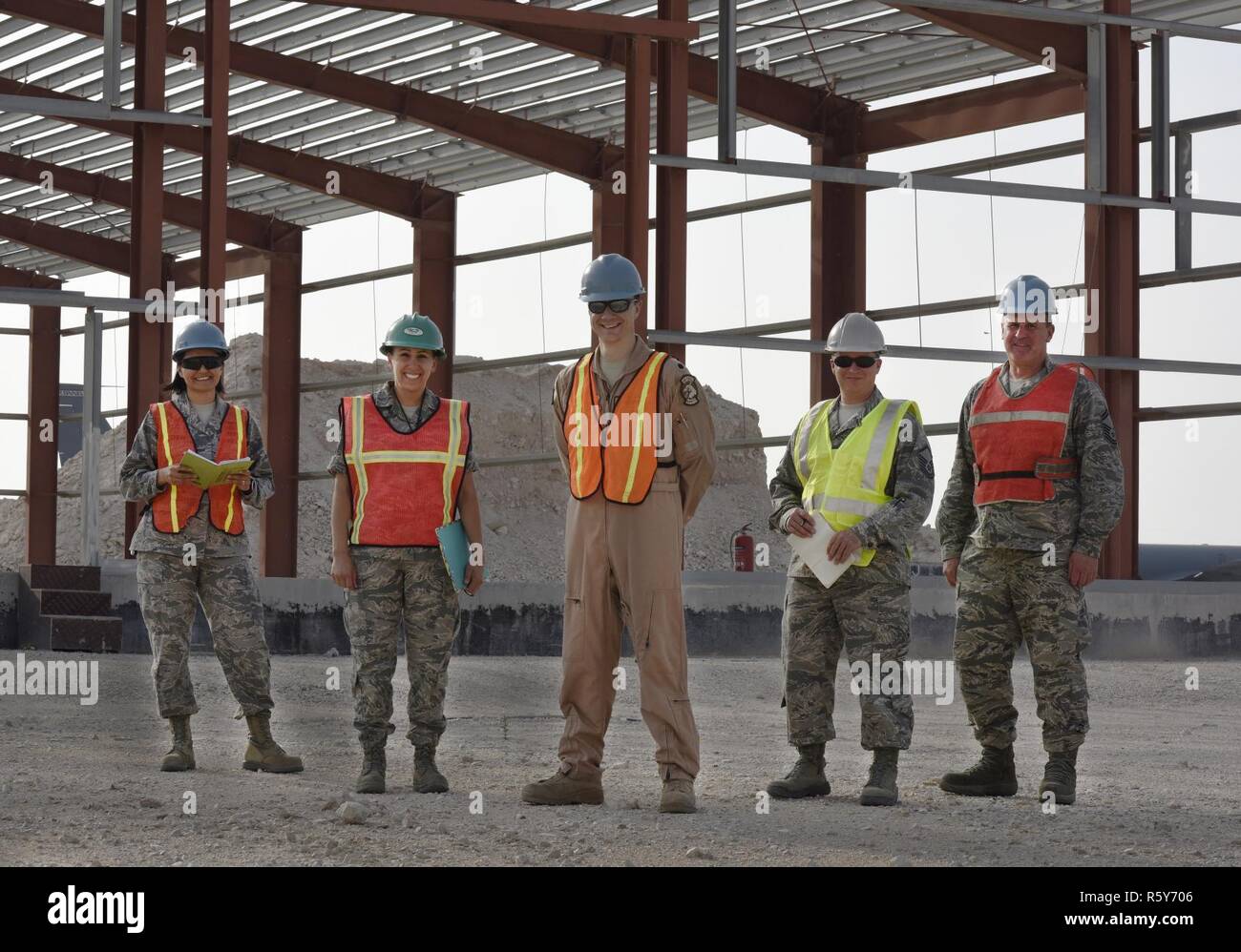 Avieri con il 379 Aria ala Expeditionary Ufficio Sicurezza sicurezza professionale sezione posano per una foto di Al Udeid Air Base, Qatar, 14 aprile 2017. Come sicurezza professionale aviatori, il loro obiettivo principale di Al Udeid è indagare qualsiasi lavoro di incidenti correlati al fine di prevenire incidenti futuri. Foto Stock