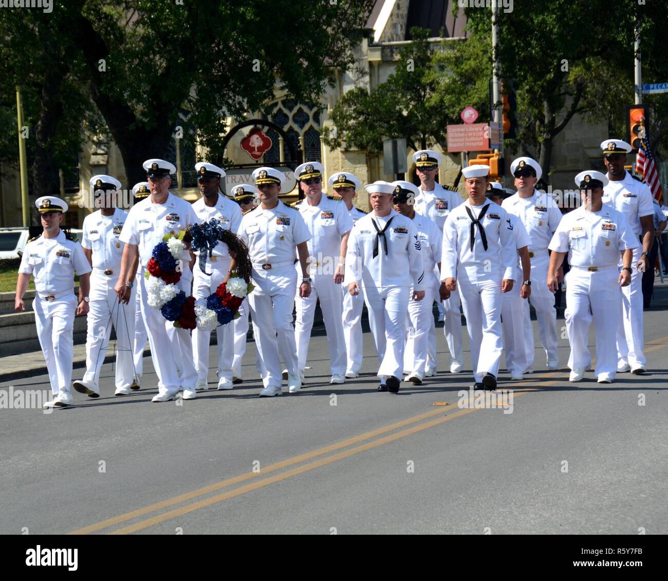 SAN ANTONIO (24 aprile 2017) marinai dai comandi militari in tutta la città tra cui membri di equipaggio della USS San Antonio (LPD-17) homeported alla stazione navale di Norfolk, hanno partecipato al pellegrinaggio annuale al Alamo durante la Fiesta San Antonio. Questo è un memoriale omaggio alla Alamo Eroi e il patrimonio del Texas. Una ghirlanda di solenne processione del cuscinetto della storica, civico, patriottica, militari e gruppi scolastici partono dal Vietnam Memorial presso il Centro Tobin e cammina silenziosamente a Alamo. Contemporaneamente, la voce autorevole intona i nomi di Alamo difensori. In seguito la proc Foto Stock