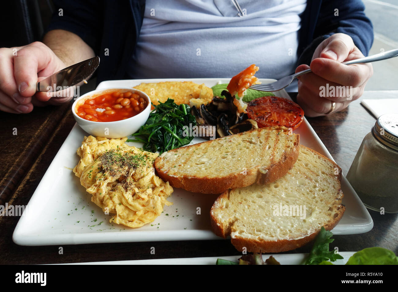 Completare una sana prima colazione Foto Stock