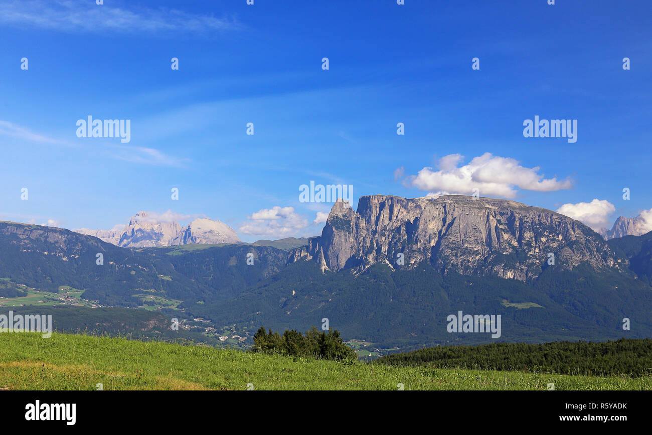Lo Sciliar vicino a Bolzano in Alto Adige si vede dal Renon Foto Stock