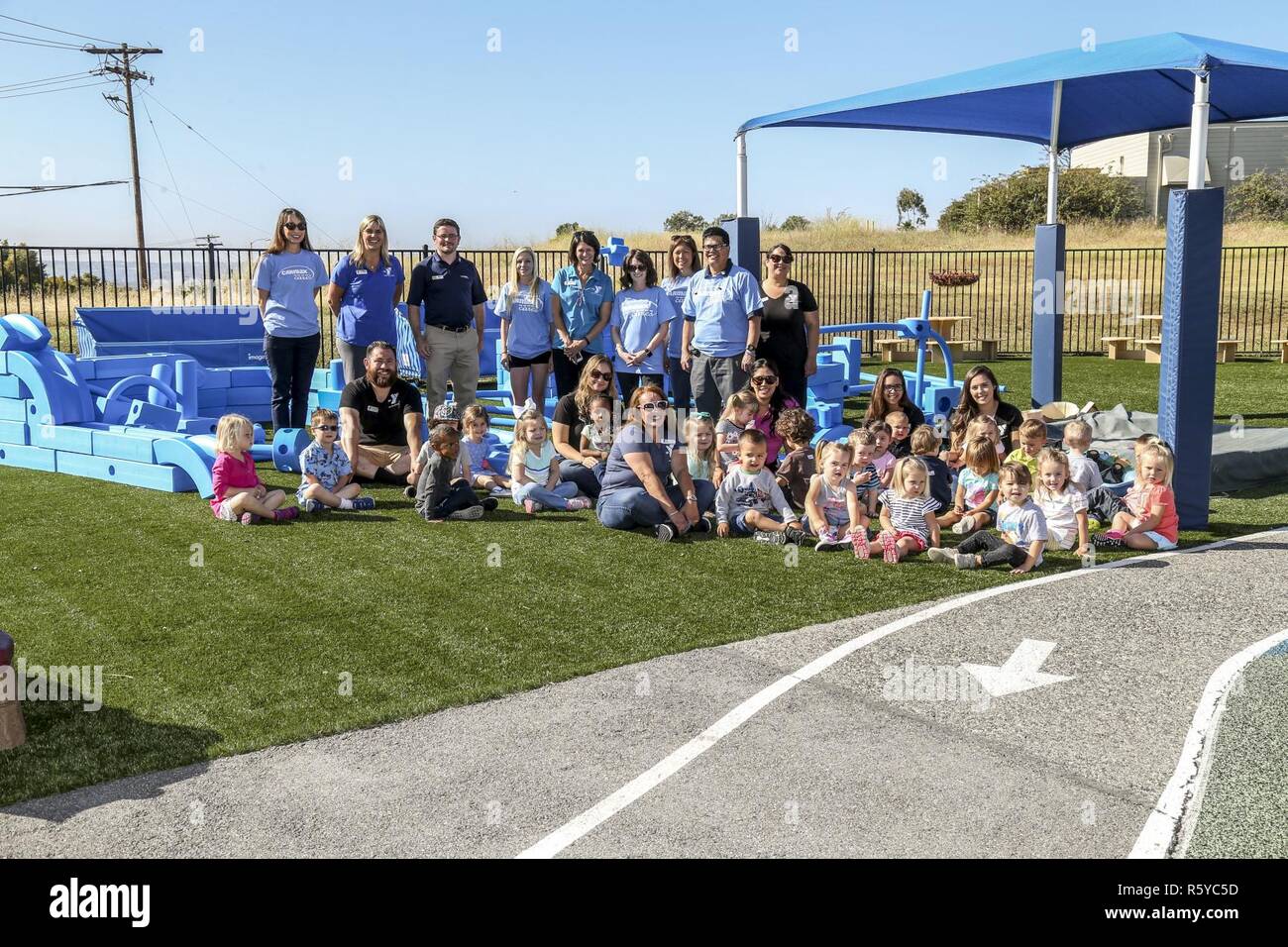 CarMax di Escondido lavoratori, pescatori Centro per l'infanzia con i lavoratori e i bambini posano per una foto di gruppo durante una settimana di giocare' evento su Camp Pendleton, California, 20 aprile 2017. I servizi armati uomini giovani dell Associazione Cristiana, Fisher Centro per l'infanzia, è stato premiato con un gioco Kaboom sovvenzione dalla Fondazione CarMax per militari bambino mese dove un 'immaginazione parco giochi' è stato rivelato. Foto Stock