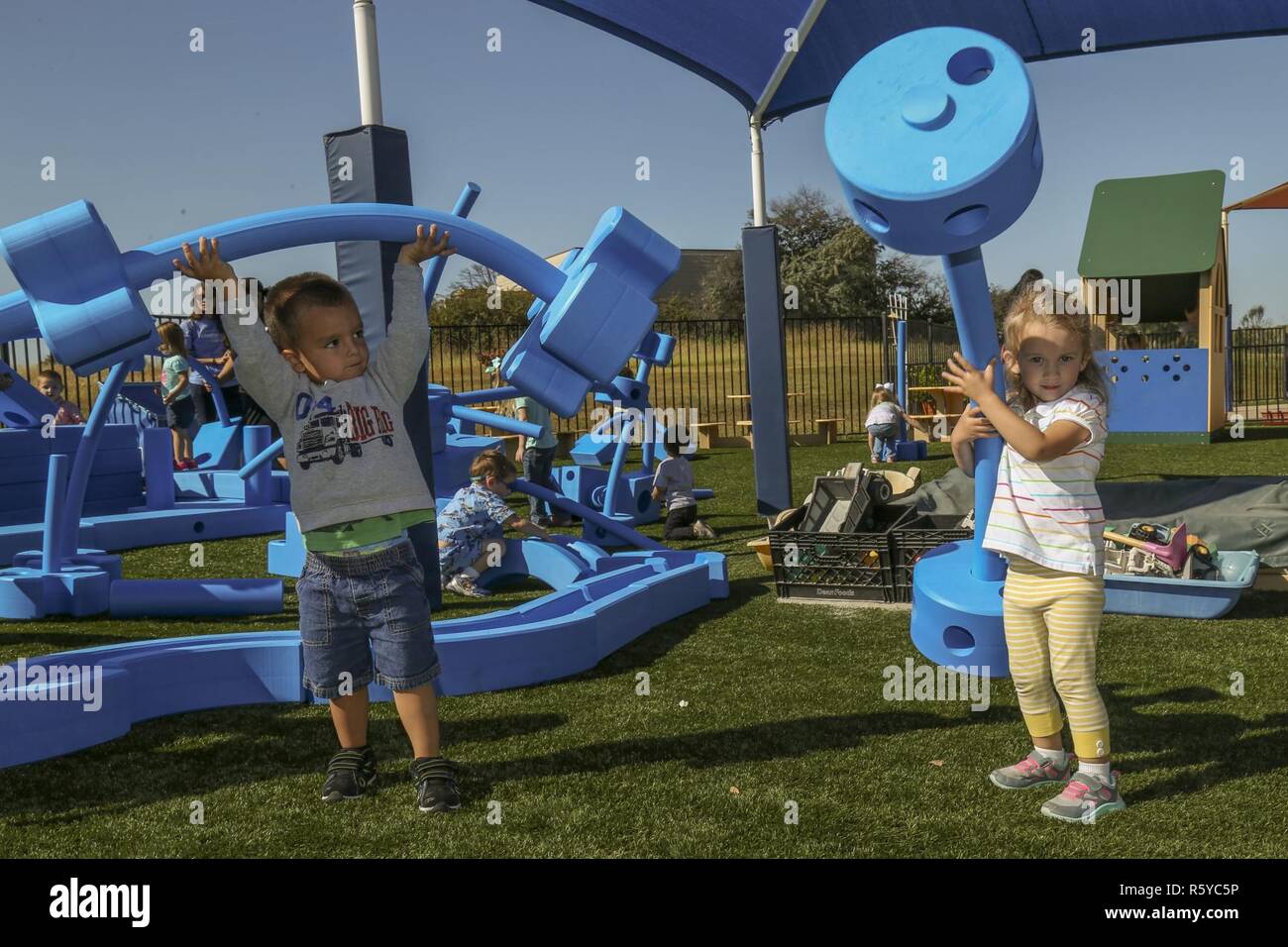 I bambini dei servizi armati uomini giovani dell Associazione Cristiana (ASYMCA) di Camp Pendleton, Fisher Centro per l'infanzia, play sul recente ha rivelato "imagination playground" durante una settimana di giocare' evento su Camp Pendleton, California, 20 aprile 2017. Il ASYMCA, Fisher Centro per l'infanzia, è stato premiato con un gioco Kaboom sovvenzione dalla Fondazione CarMax per militari bambino mese dove un 'immaginazione parco giochi' è stato rivelato. Foto Stock