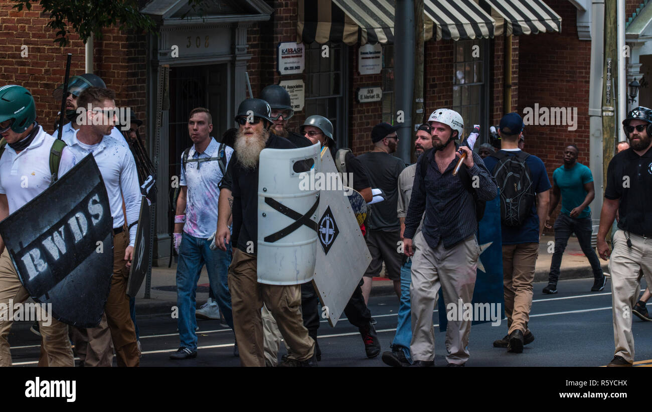 Charlottesville , Virginia , Stati Uniti - agosto 12 , 2017 Unite il diritto attira i gruppi neonazisti e manifestanti violenti Foto Stock