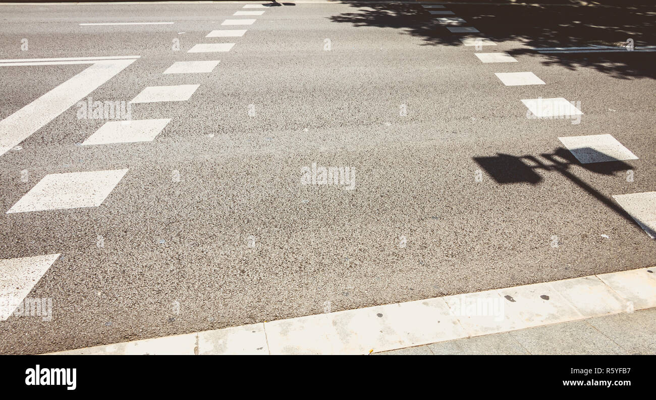 Attraversamento pedonale dipinta su asfalto in Barcellona, Spagna Foto Stock