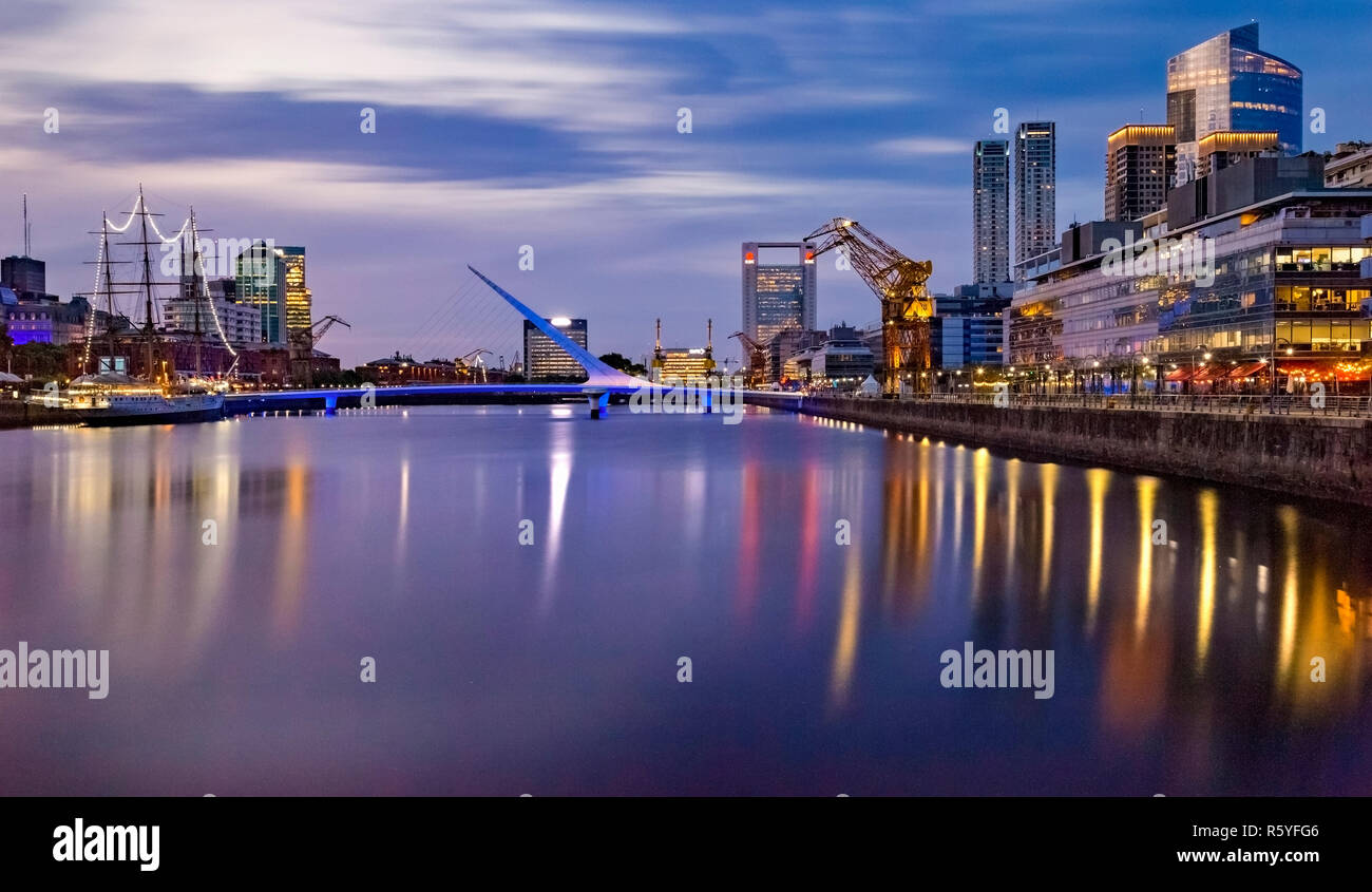 Donna Bridge e fregata Sarmiento. A Puerto Madero Buenos Aires, Argentina. Foto Stock