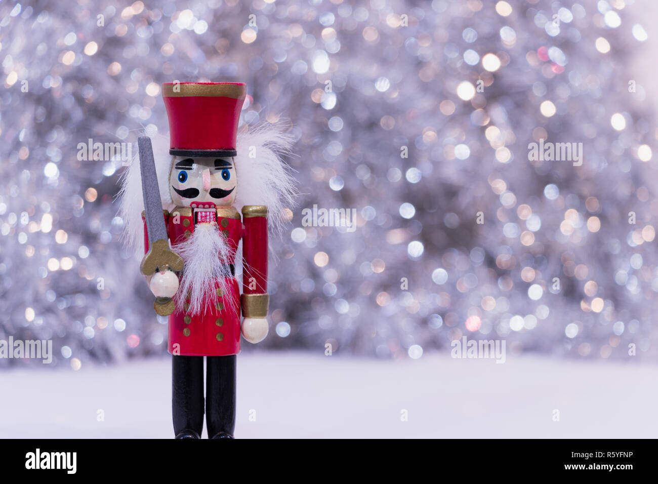 Natale carattere schiaccianoci decorazione - soldato rosso con neve sprkling in background Foto Stock