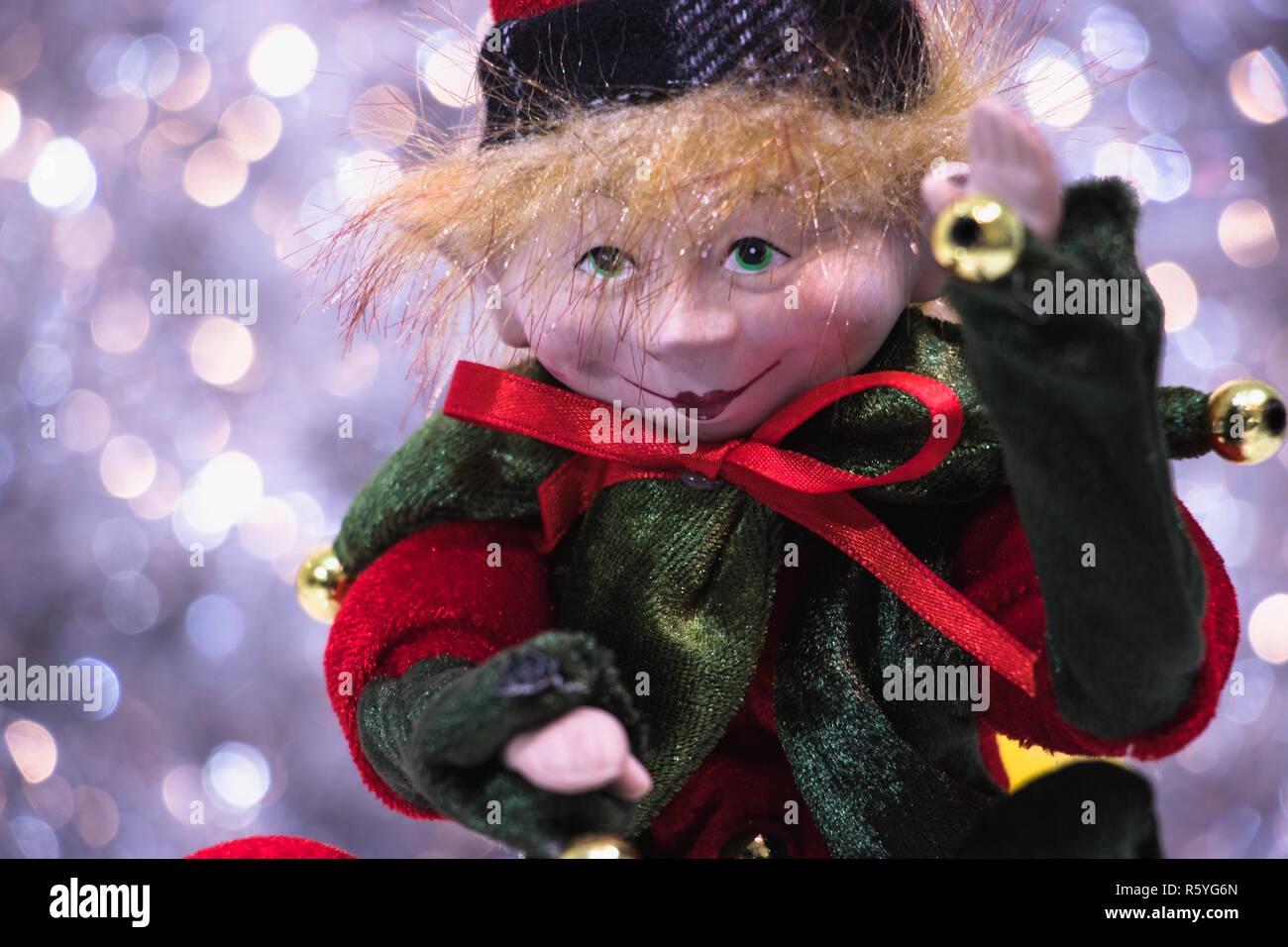 Elf natale figurine - close-up, luci scintillanti in background come neve, bokeh di fondo Foto Stock