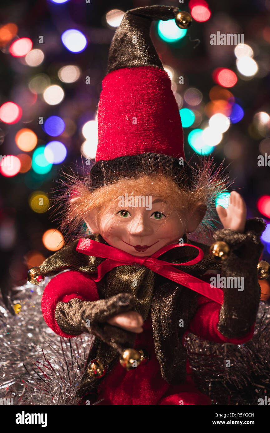 Elf natale figurine - close-up, colorate luci scintillanti in sfondo , bokeh di fondo Foto Stock