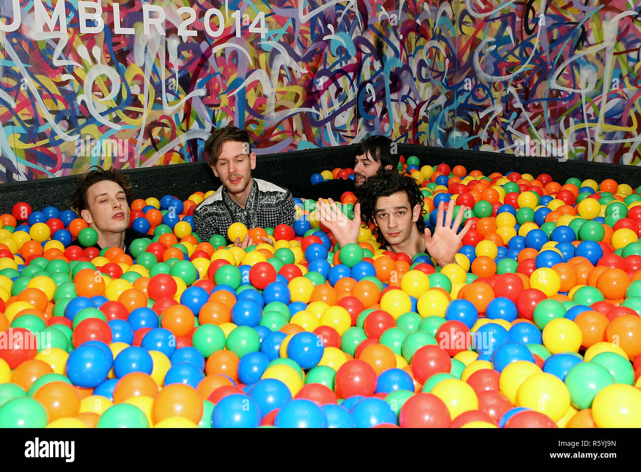 NEW YORK, NY - 10 dicembre: George Daniel (tamburi), Adam Hann (chitarra), Ross MacDonald (bass) e Matthew 'Matty' Healy (Lead vocals) dell'inglese indie rock band " 1975 " partecipare Tumblr's 2014 Anno di revisione in festa a Brooklyn Bazaar Notturno su dicembre 10, 2014 in Brooklyn borough di New York City. (Foto di Steve Mack/S.D. Mack foto) Foto Stock