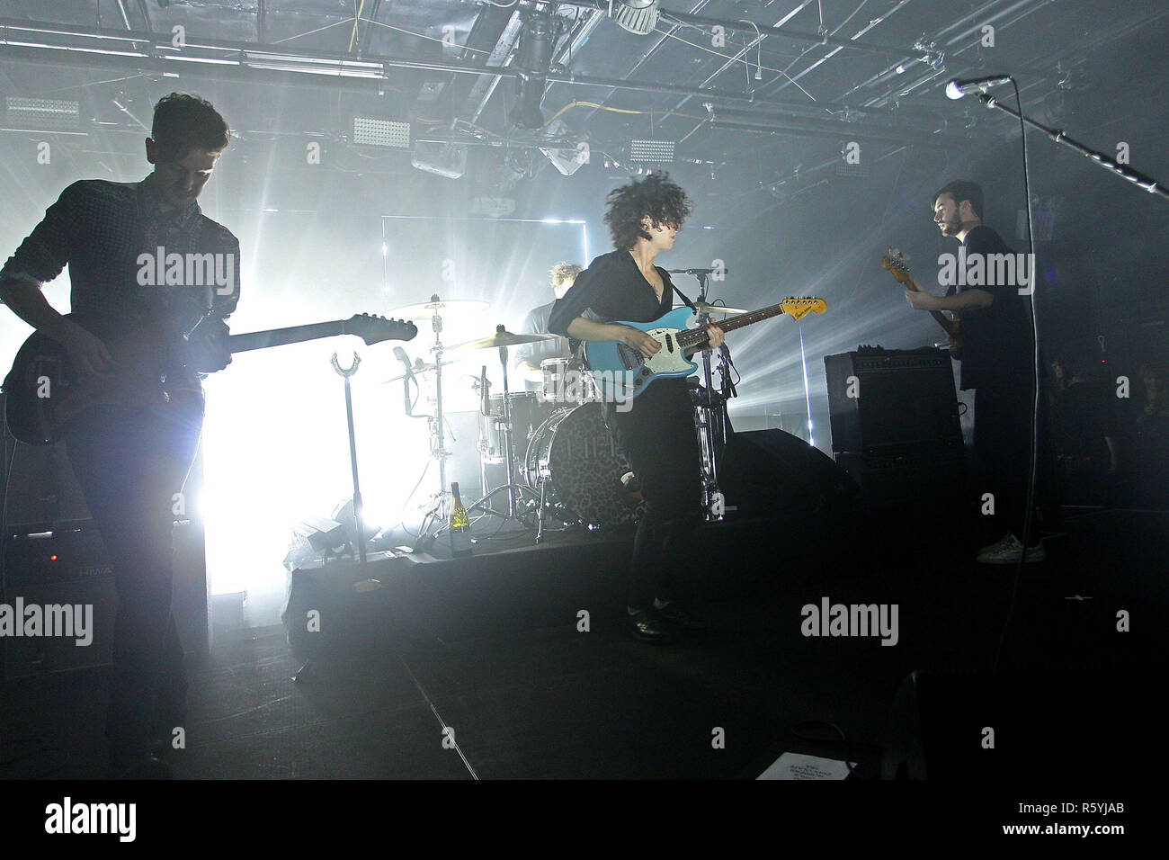 NEW YORK, NY - 10 dicembre: Adam Hann (chitarra), George Daniel (tamburi), Matthew 'Matty' Healy (Lead vocals) e Ross MacDonald (Bass) dell'inglese indie rock band 'l'1975' esegue a Tumblr's 2014 Anno di revisione in festa a Brooklyn Bazaar Notturno su dicembre 10, 2014 in Brooklyn borough di New York City. (Foto di Steve Mack/S.D. Mack foto) Foto Stock