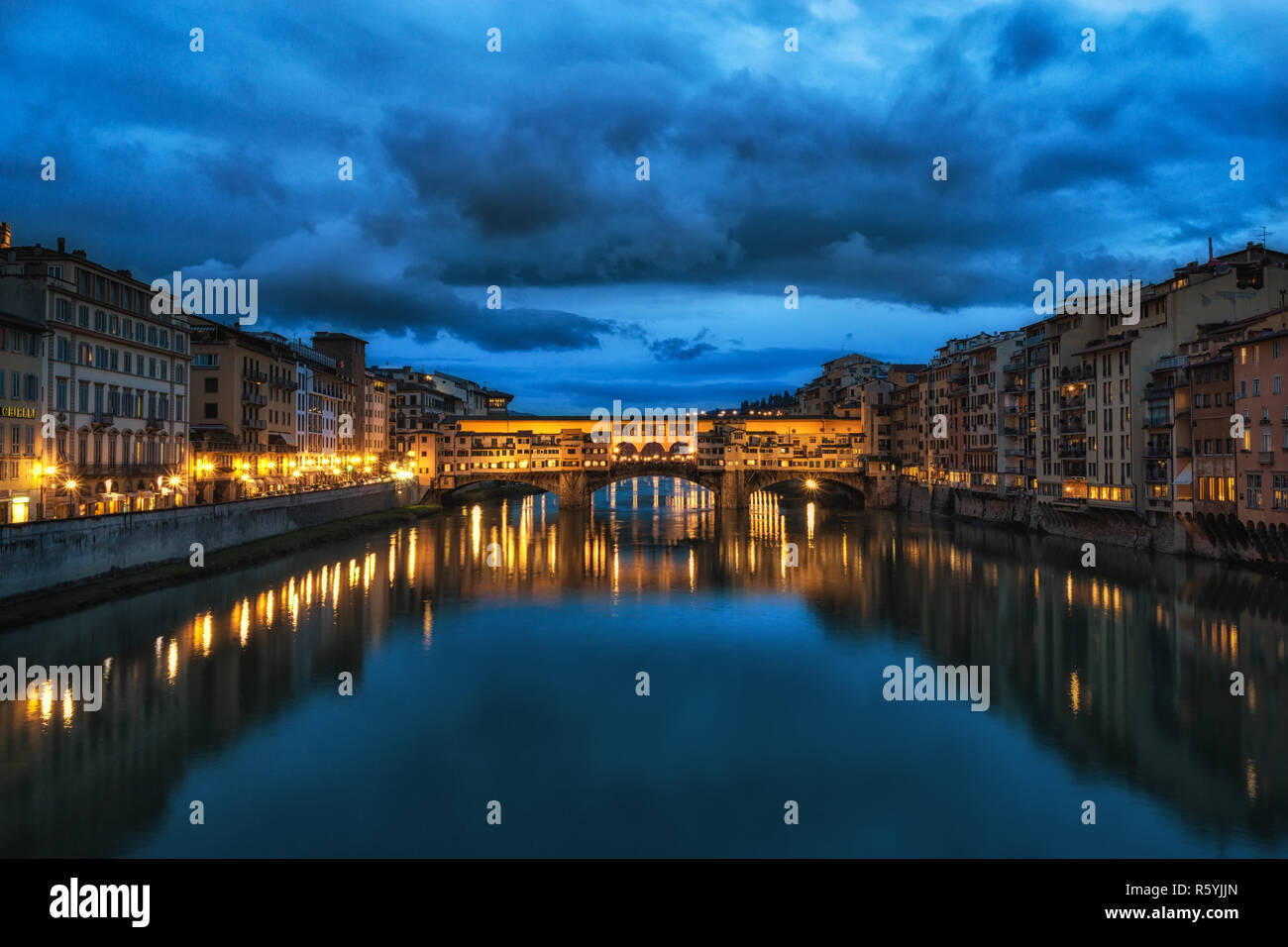 La notte la riflessione di Ponte Vecchio Foto Stock